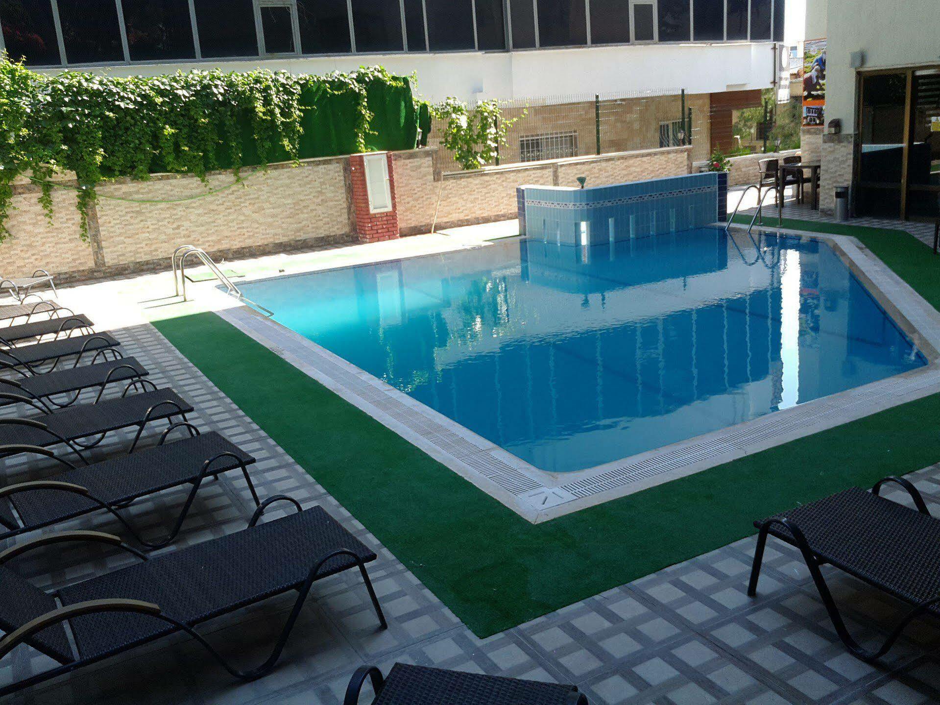 Saturn Hotel Κουσάντασι Εξωτερικό φωτογραφία